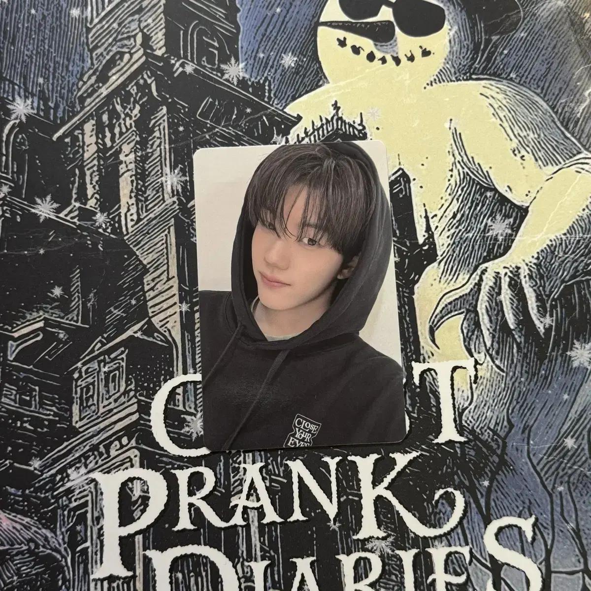 

Kruyua Close Your Eyes Worship Hoodie Photocard