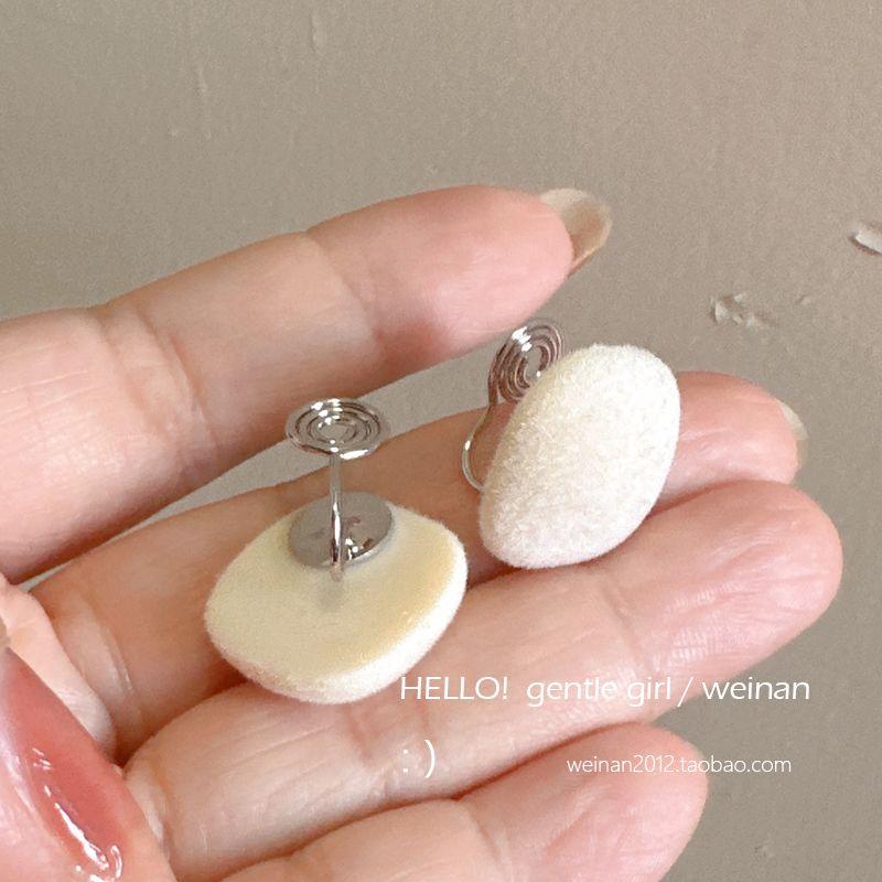 

Осень и Зима Нежный Стиль Москитная Спираль Клипса для Ушей Женская Квадратная A pair of milk white mosquito coil ear clip