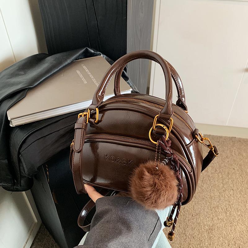 Niche Retro Pillow Bag Women's New High-end Sense Versatile Shoulder Messenger Bag Hand Carry Commuter Bag