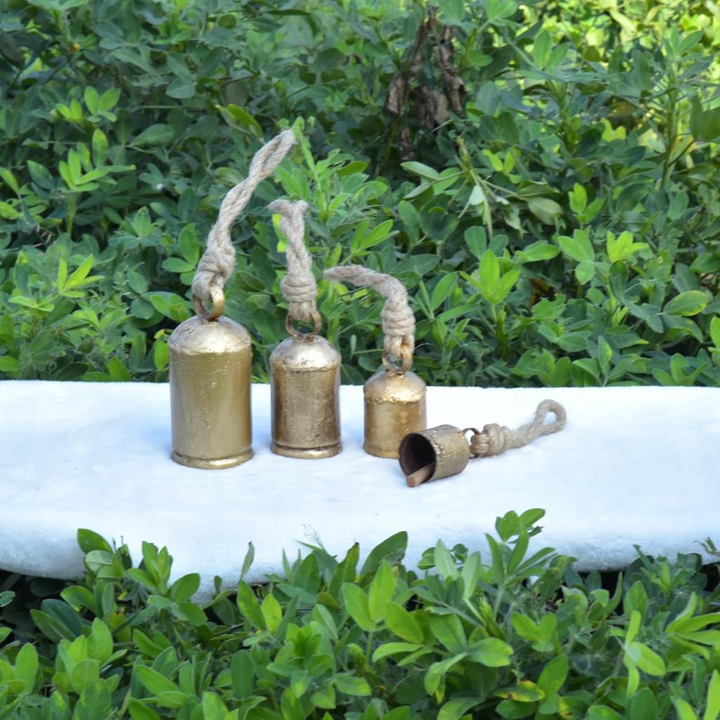 Vintage Guld Ko-klocka Girland 4 st, 2.5", 3.5", 4.5" och 5.5" Rustik Bondgårdsdekor för Julgran, Järnklockor med Jute-rep för Väggupphängning