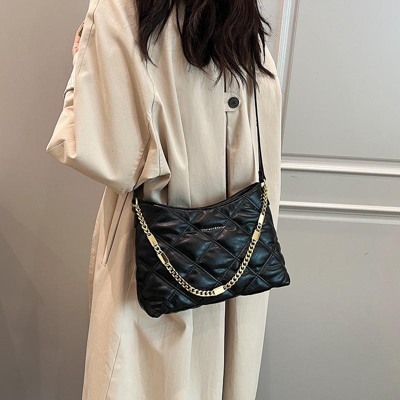 

2025 New Fashion Casual Versatile Embroidery Thread Bag Trend Street Chain Underarm Bag Women s Bag One Shoulder Oblique Cross Portable 28*9*19 чёрный