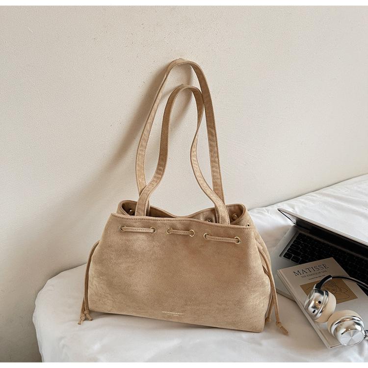

Retro niche design tote bag women s bag 2025 new large-capacity commuter underarm bag casual fashion shoulder bag бежевый