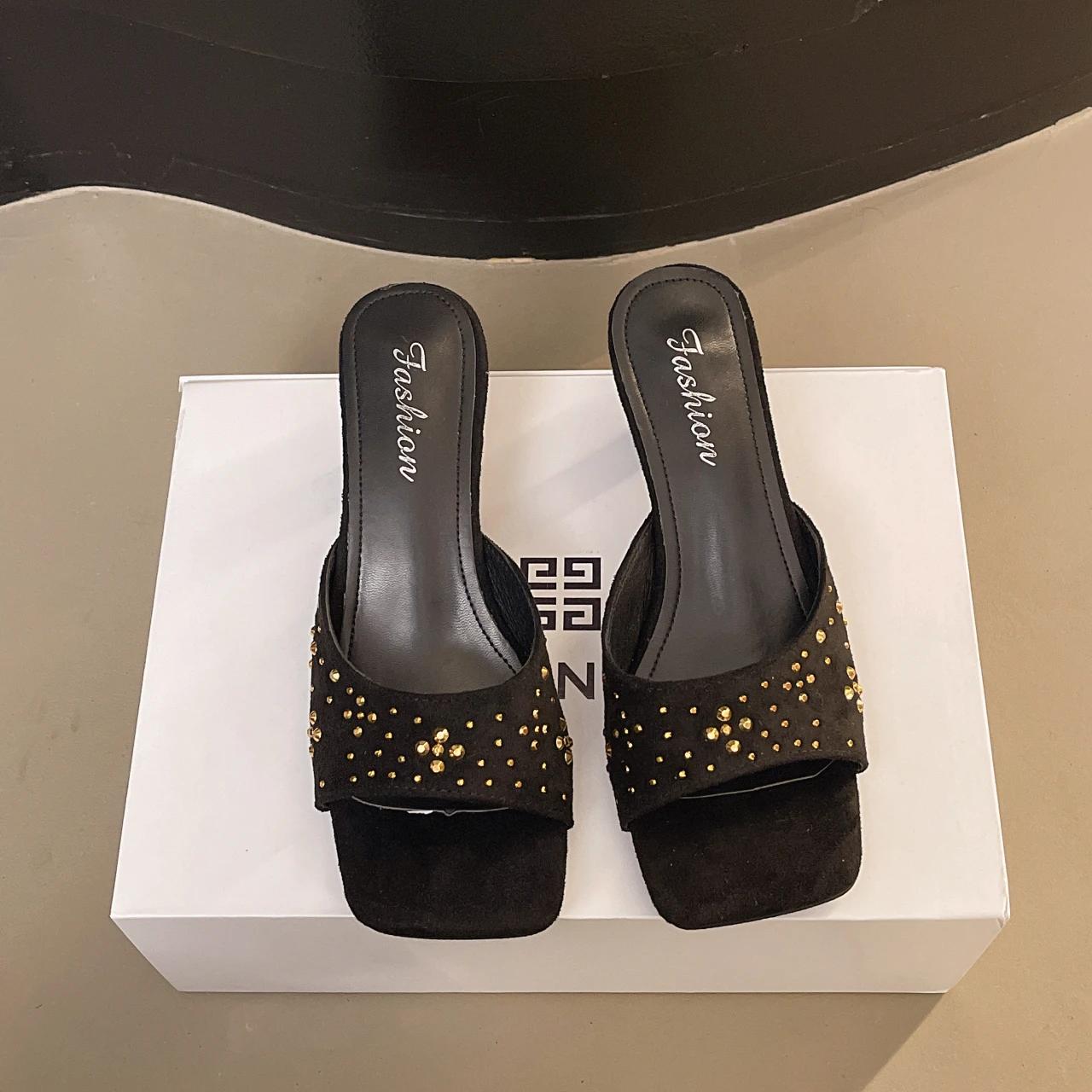 

Модные женские тапочки Модные женские тапочки Квадратный носок Стразы Украшение в форме сердца Обувь Женское платье Каблуки-копытца Зрелые Zapatillas De Mujer 40