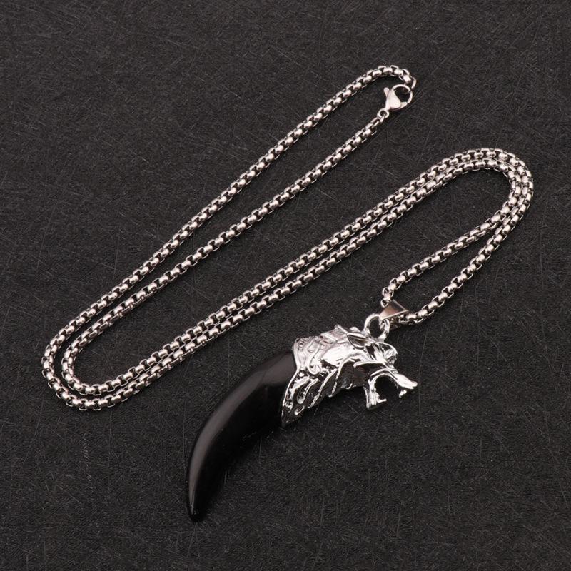 Collier Dent de Loup pour Homme: Pendentif Dominateur Dent de Chien Noir sur Chaîne Rétro en Acier Titane - Accessoire Tendance pour 2025.