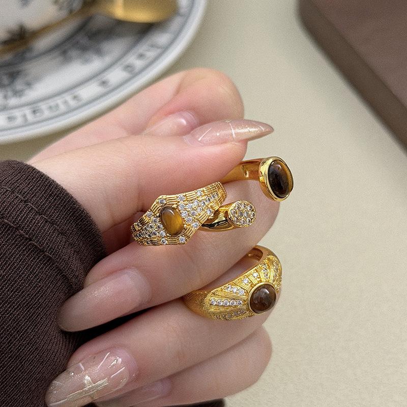Hochwertiger leichter Luxus Retro Hof Nischen Design Leichter Luxus Imitation Tigerauge Stein Offener Ring Geometrischer Stapelring Frau