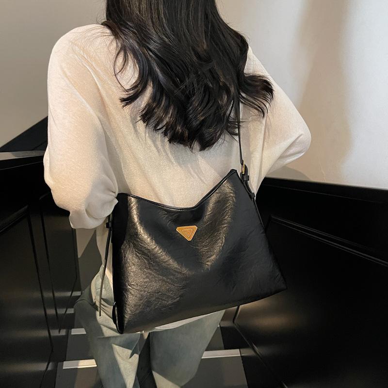 Simple casual large capacity shoulder armpit bag women's new fashion work messenger bag