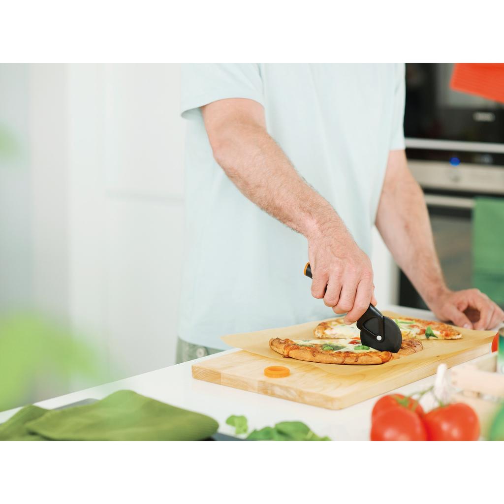 Fiskars Rotary Pizza Cutter Stainless Steel Blade Kitchen Slicer Disc Cutter Easy Grip Handle Efficient Cutting for Home Use
