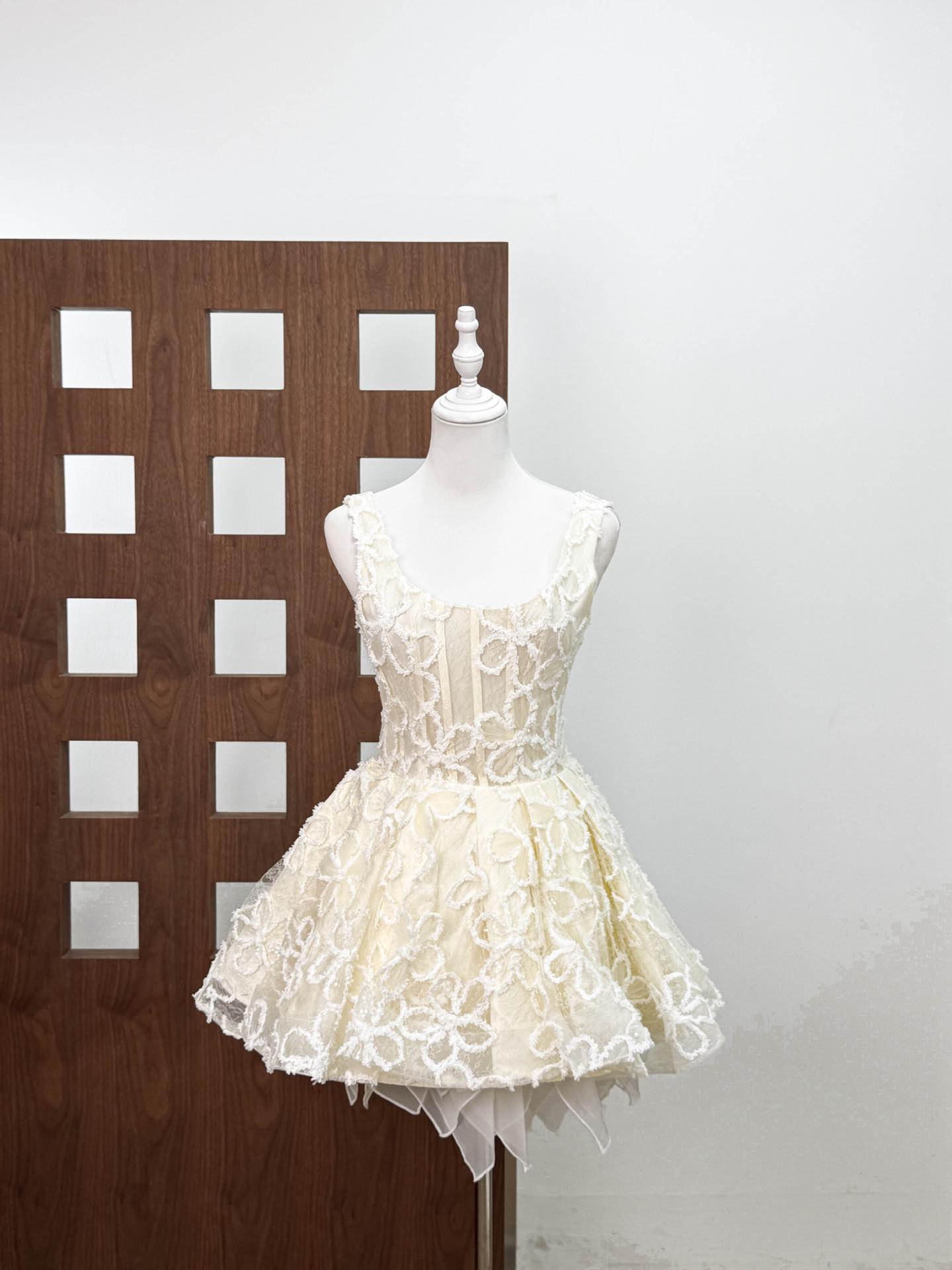 

Floral Lace Embossed Strappy Dress with Waist-Cinched Short Fluffy Skirt Small абрикосовый