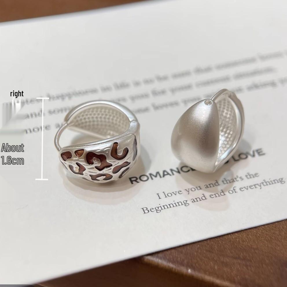 Chic French Retro Leopard Round Earrings: Minimalist Luxury in Cool, Versatile Style.