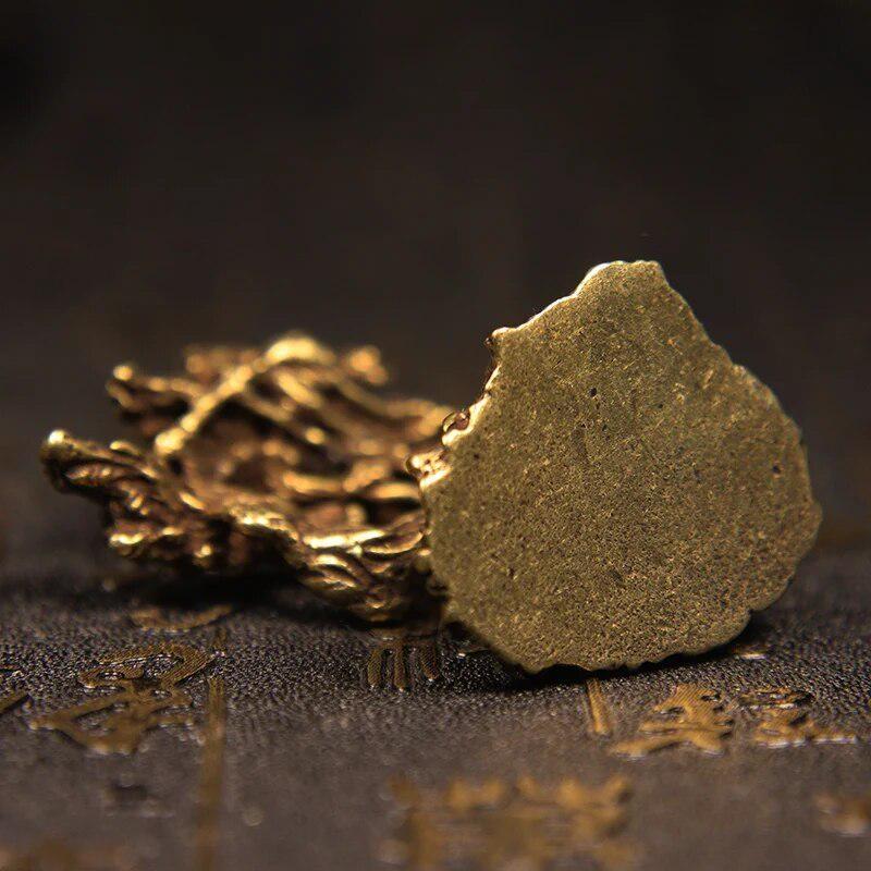 1Pc Brass Welcoming Pine Tree Tea Pet Ornaments Creative Copper Handmade Green Pine Hand Playing Crafts Wealthy Mini Desk Decors