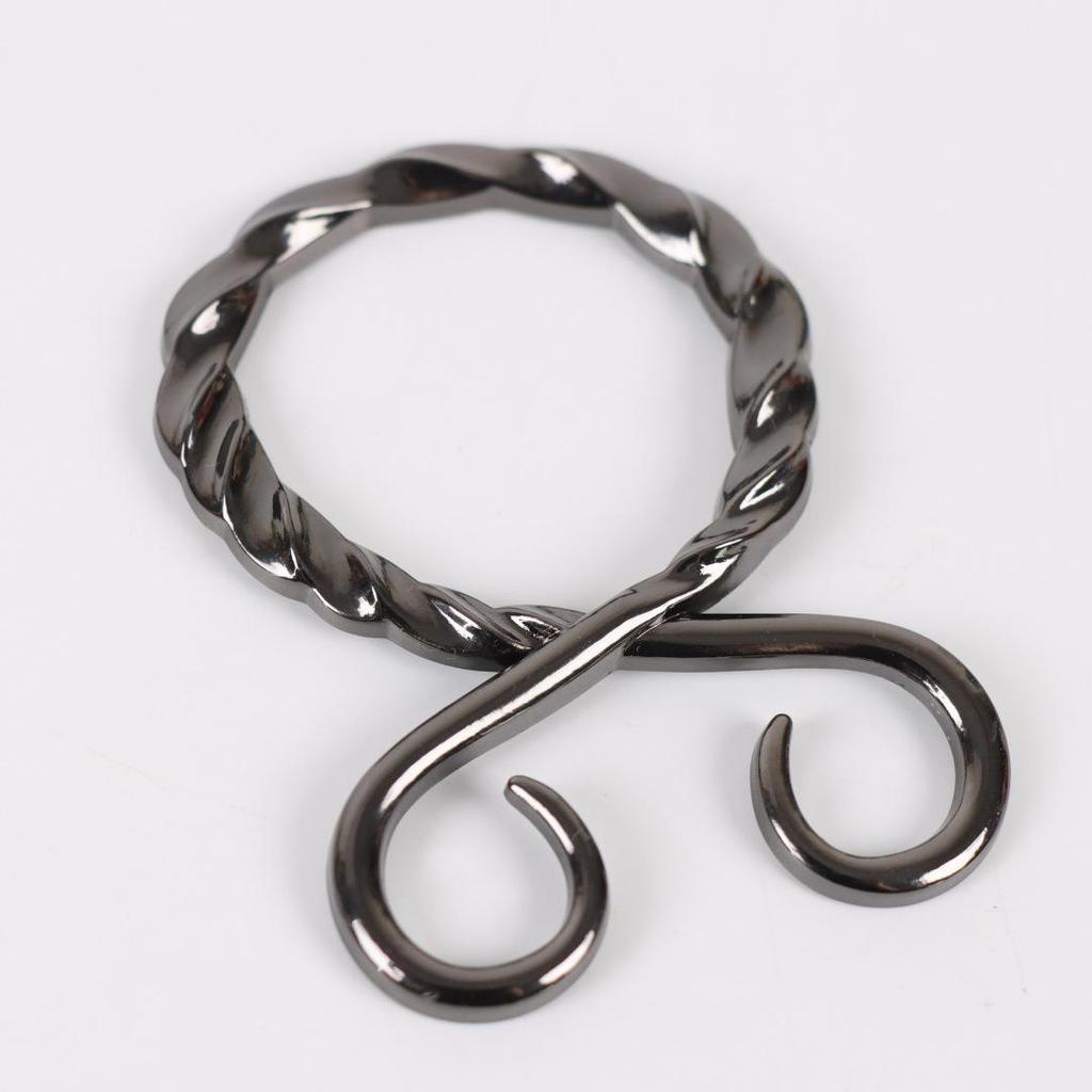 Serpentinenförmiger nordischer mittelalterlich-renaissancezeitlicher Webgürtel mit dekorativer Taillenkette