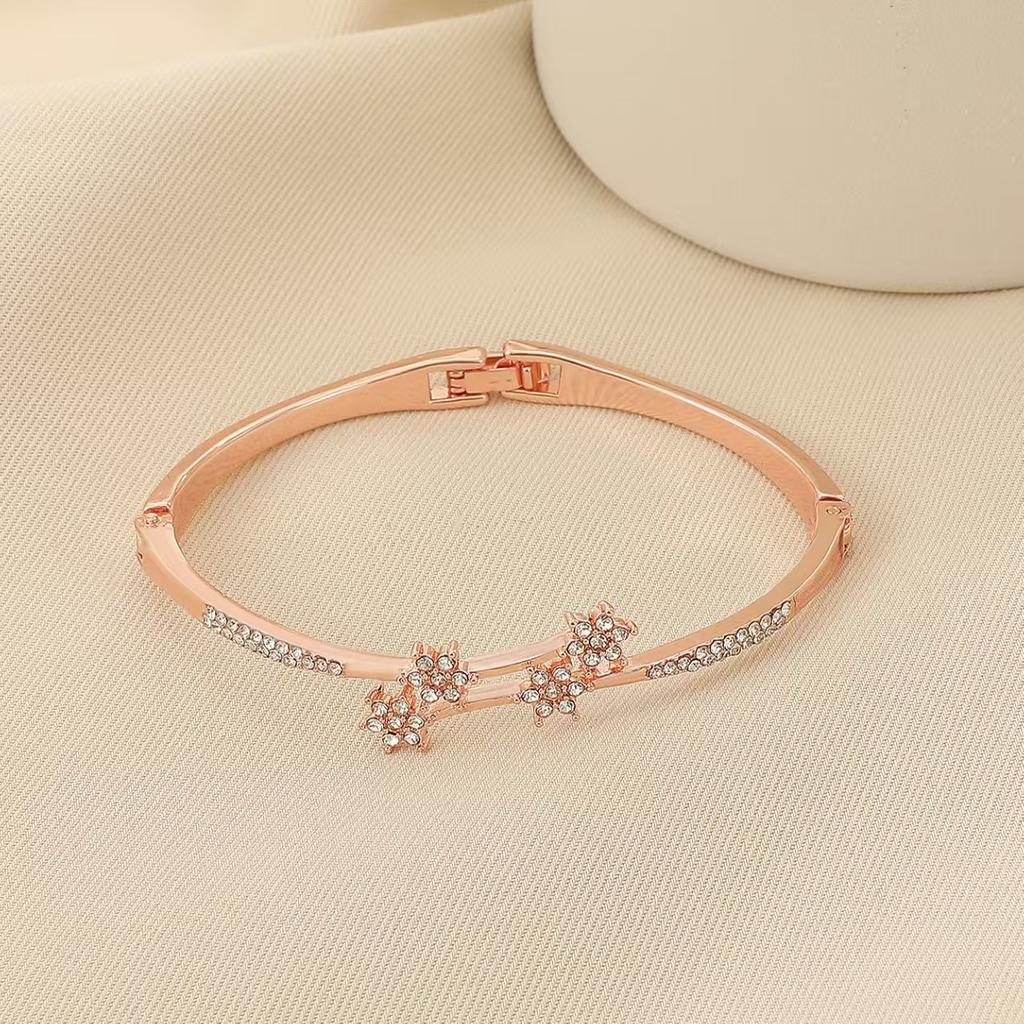 Bracciale versione coreana popolare per il pendolarismo quotidiano bracciale ad apertura a molla semplice bracciale femminile versatile alla moda personalizzato semplice