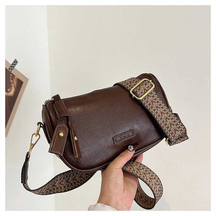 

2025 new bag women s broadband shoulder bag casual messenger retro foreign style Hong Kong style underarm small square bag