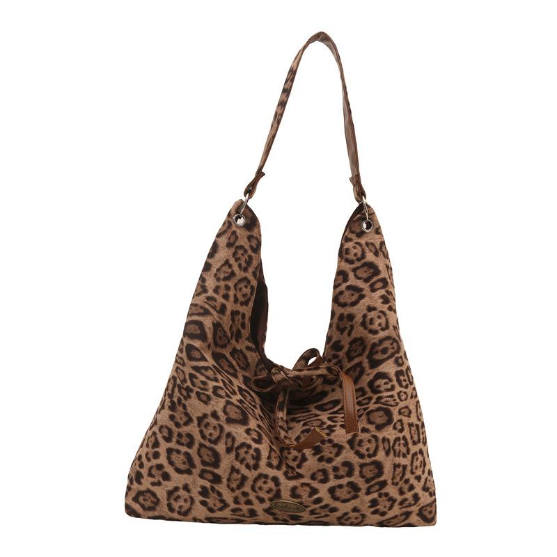 

Autumn and winter popular leopard print large-capacity bag women s 2025 new versatile messenger tote bag retro commuter shoulder bag коричневий