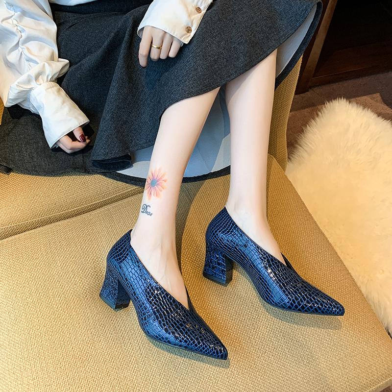 Mode Retro Damen Stiefeletten 2025 Neu Spitz V-Ausschnitt Lackleder Damen High Heels Schlicht Vielseitig Pendeln Büro Damenschuhe