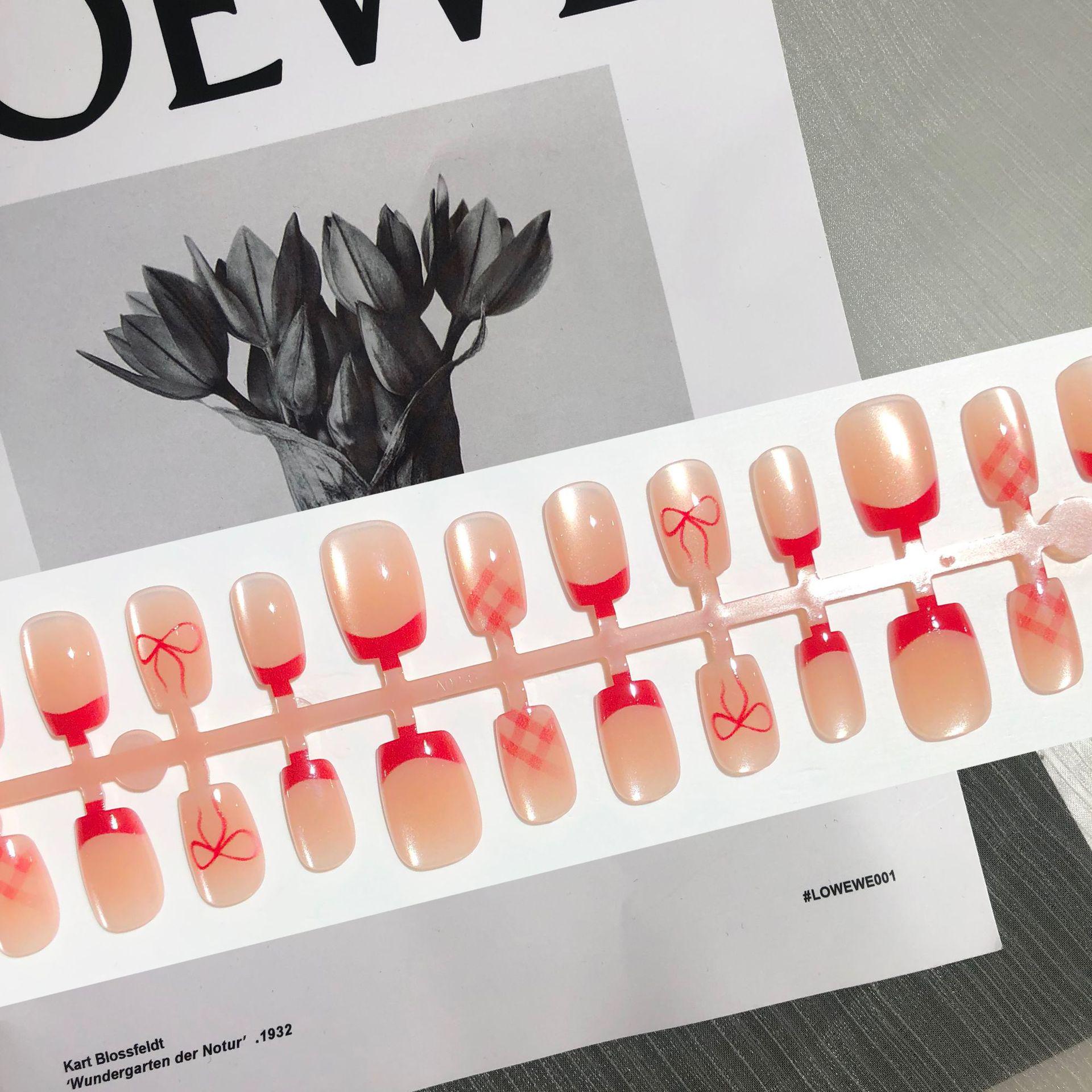 

Красные ногти «кошачий глаз» с французской клеткой гингем, бантом и нюдовыми акцентами