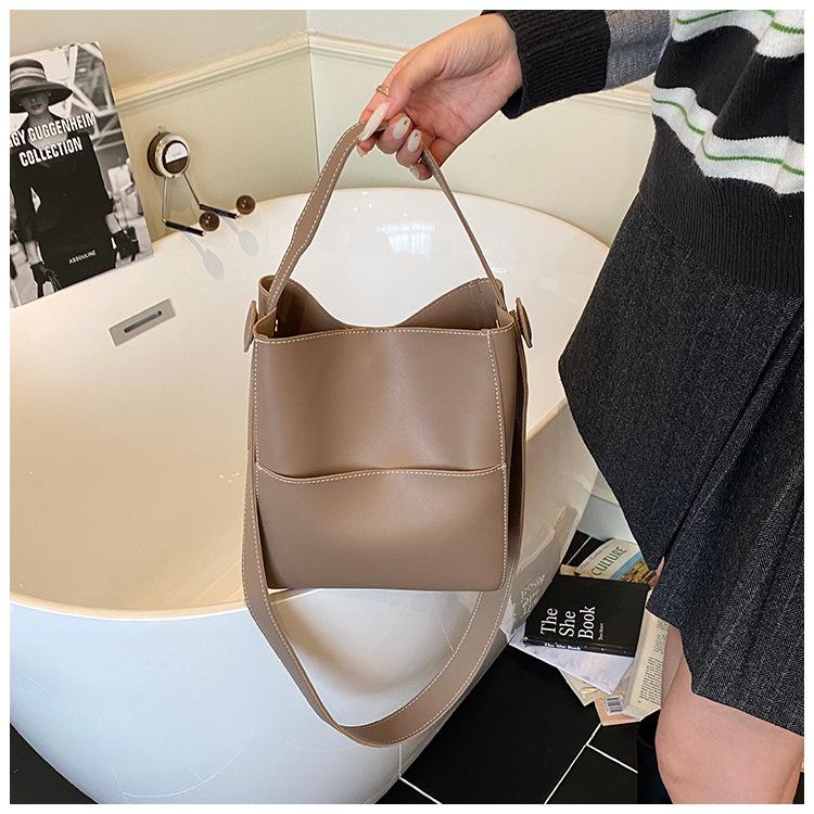 2025 Autumn Women's Retro Large-Capacity Bucket Bag: Versatile Crossbody and Shoulder Bag