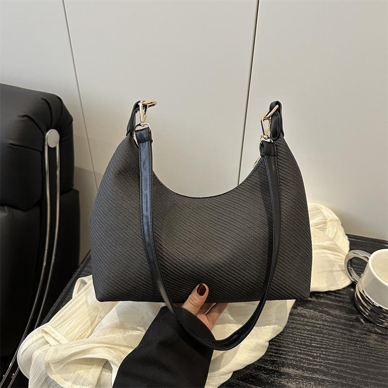 

Knitted women s bags niche high-end new popular bags women s messenger bags commuter versatile shoulder armpit bags чорний