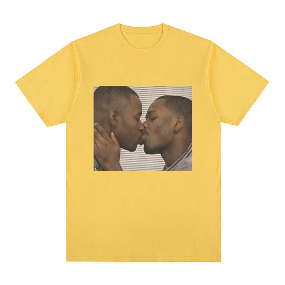 Funny Two Men Kissing Meme T Shirt Men Women Fashion Hip Hop Vintage T-shirt 100% Cotton Casual Loose Short Sleeve T-shirts Tops