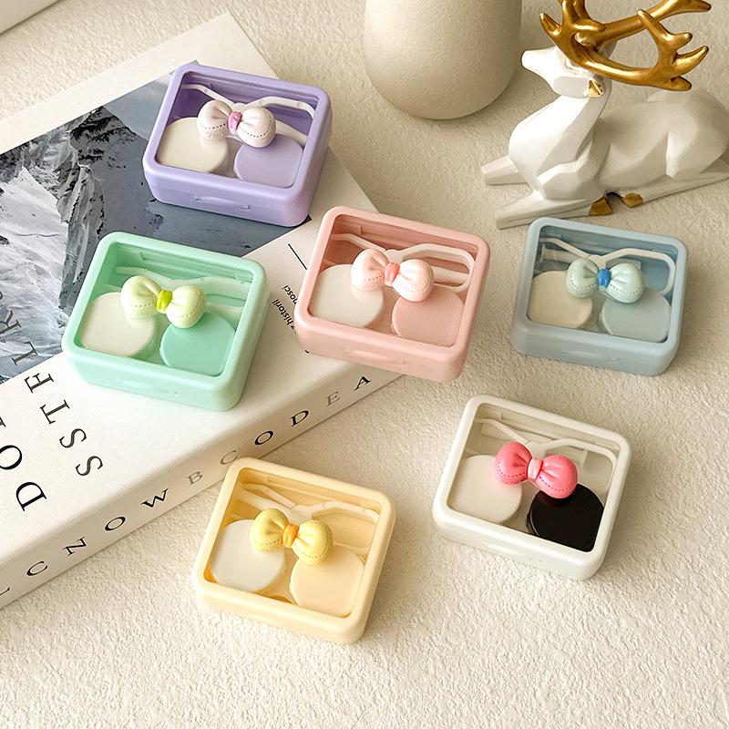 Bonbonfarbene Kontaktlinsenbox Niedliche Schleife Tragbarer Kontaktlinsenbehälter mit Pinzette Saugstab Set für Reise-Kit-Halter