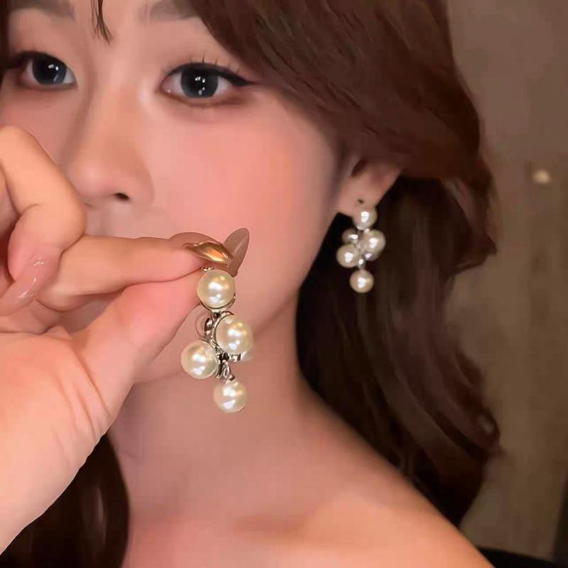 French Retro Royal Court Pearl Grape Earrings: Stylish High-End Studs with Unique Niche Design for Women