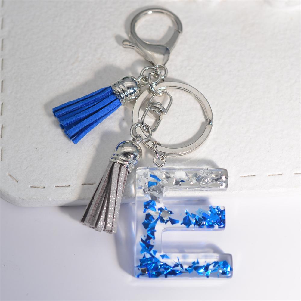 Креативные брелки из смолы с 26 буквами и кисточками — фото 12