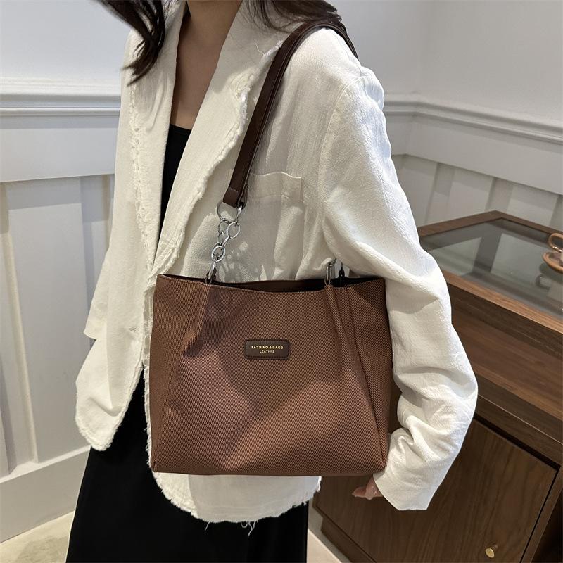Simple and large-capacity tote bag, casual shoulder big bag, women's 2025 new college students' class commuting bag