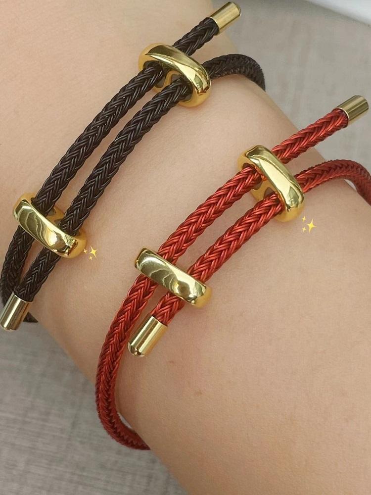 Bracelet en Corde Tressée Réglable pour Femmes avec Breloques en Acier Inoxydable Bijoux d'Empilage de Bras