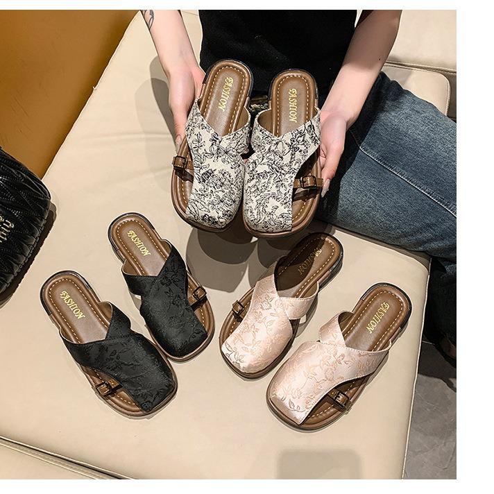 French flat-soled retro cover toe cool slippers women's shoes wear 2025 new summer going out beach sandals