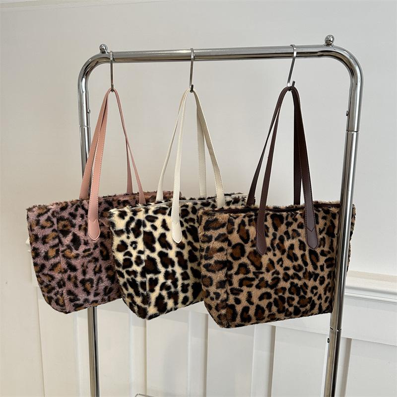 Wysokiej jakości pluszowa torba damska z nadrukiem w panterkę, duża pojemność, nowa, lekka, koreańska wersja, modna torba na ramię do pracy