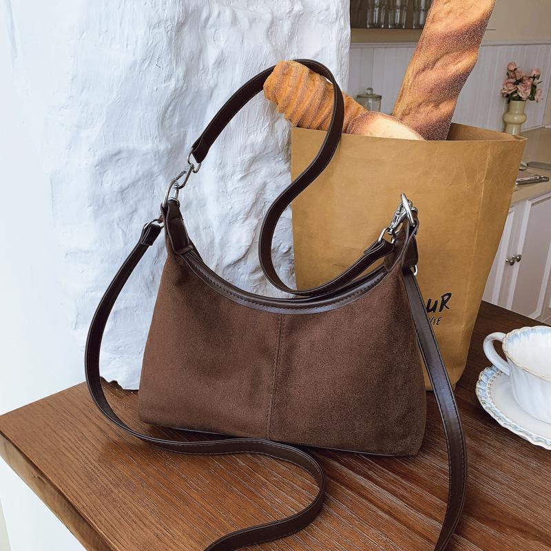 

Матовая ретро сумка женская большой вместимости 2025 новая осень и зима универсальная на плечо сумка-мессенджер классная сумка-багет для поездок на работу