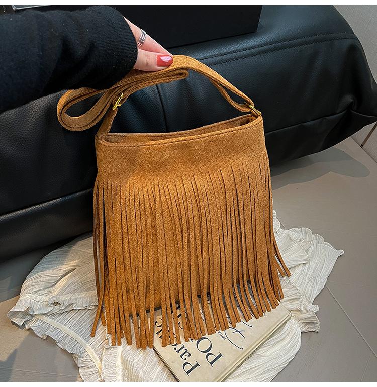 Niche suede bag women's new fashion versatile messenger bag popular fringed bucket bag