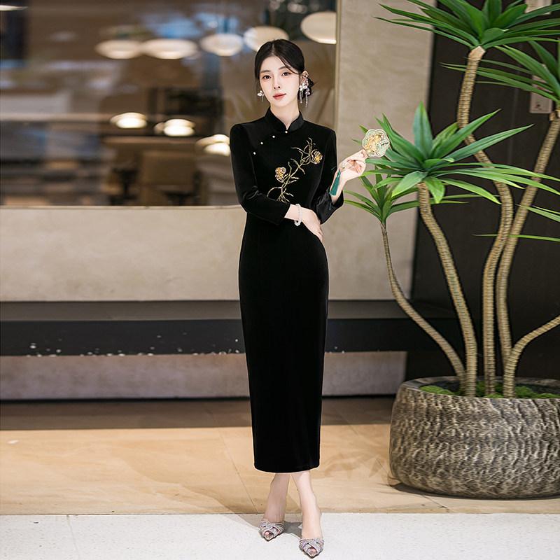 1011 New Chinese-style black velvet embroidered cheongsam women's long-sleeved slim and thin elegant temperament cheongsam daily