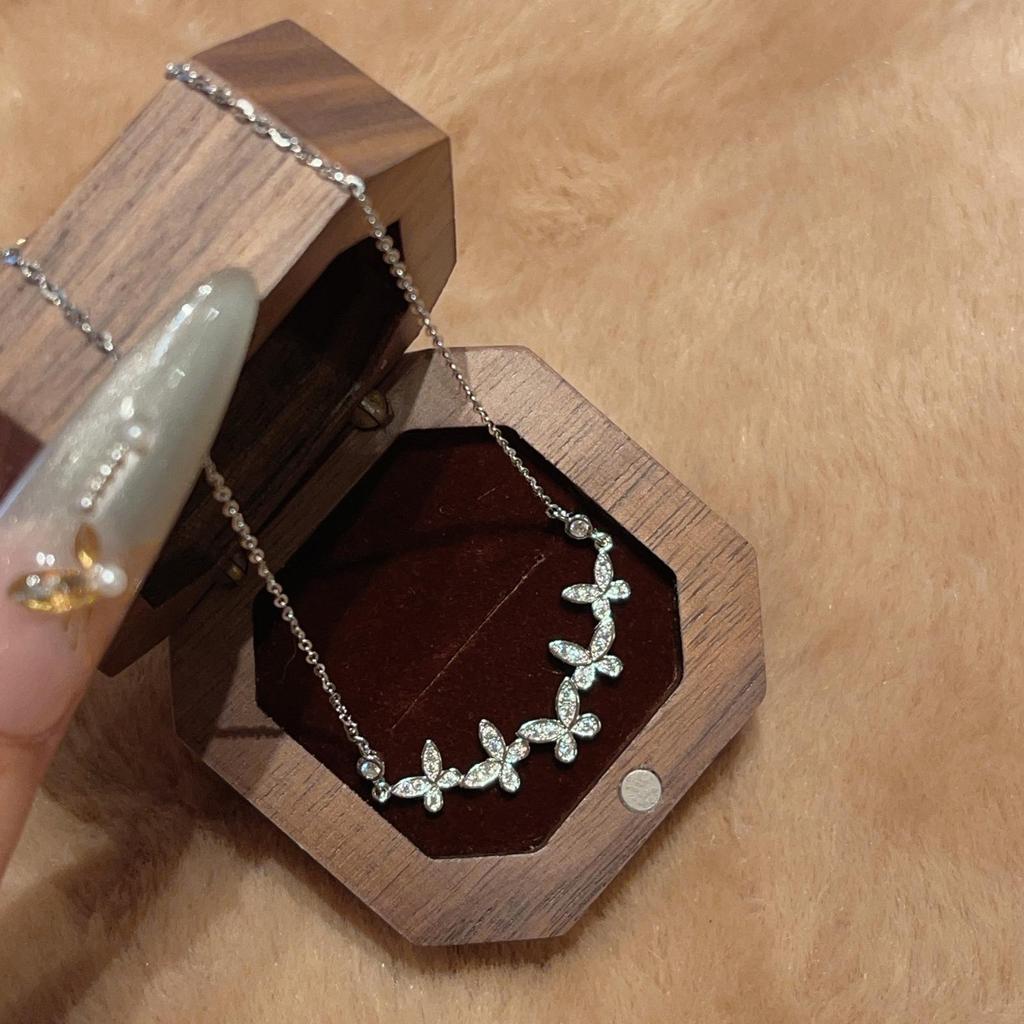Luxuriöse S925 Silber Schmetterlingskette mit funkelnden Diamanten