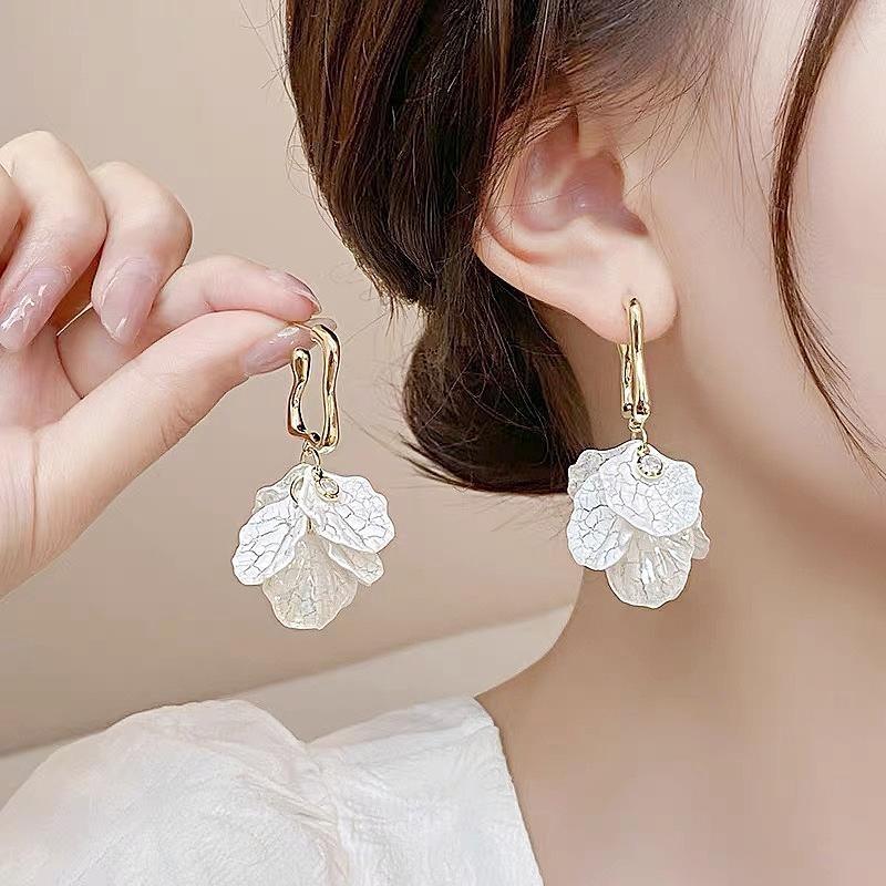 Simple Temperament White High-end Sense Light Luxury Atmospheric Petal Earrings Women's Versatile Silver Needle Earrings Personalized Earrings