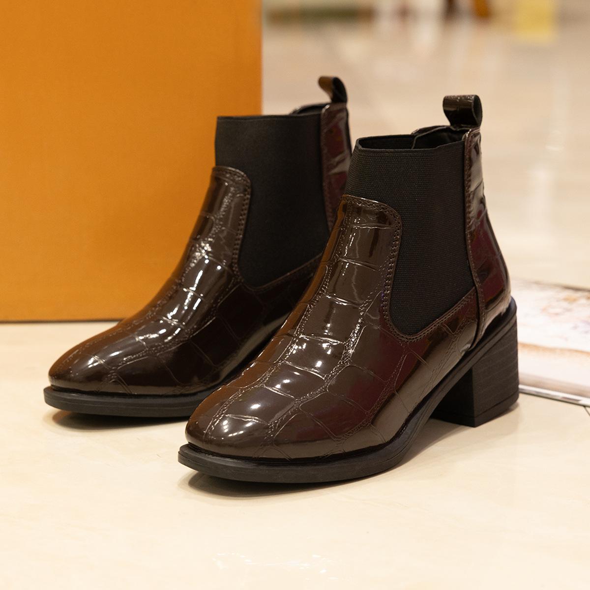 

Жіночі короткі чоботи великого розміру весна 2025 Новинка гострий середній каблук британський стиль Жіночі черевики челсі на товстому високому каблуці 43 темно-коричневого кольору