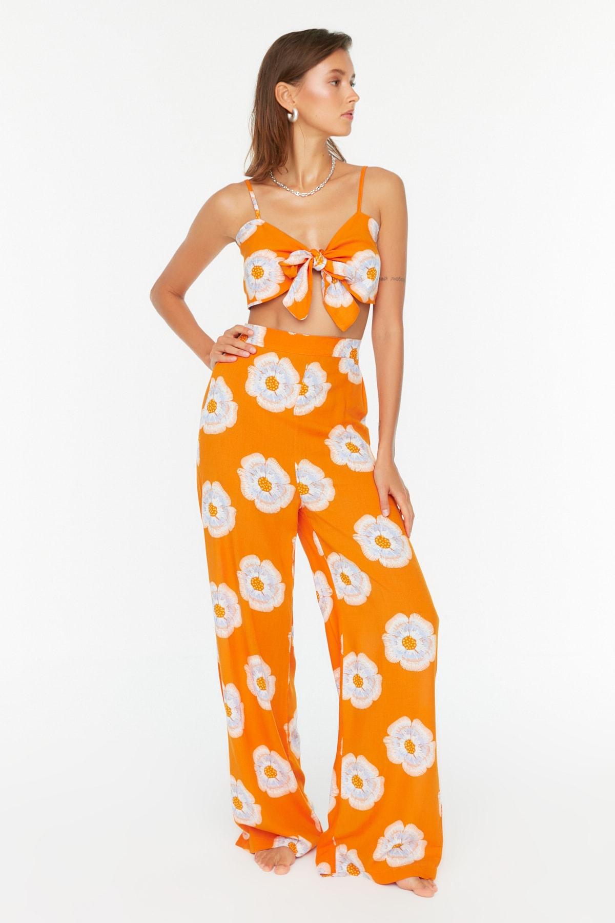

Оранжевый цветочный узор с детальным галстуком. Пляжная блузка-пляжные брюки. Комплект TBESS22AU0108..