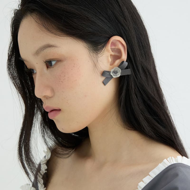 LOVUEE Frosted Rose Earrings with Gray bow details