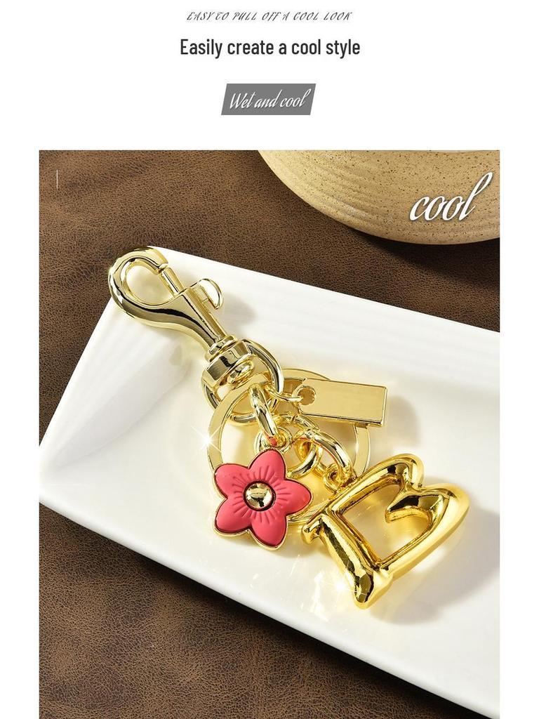 Bezaubernder floraler Buchstaben-Schlüsselanhänger: Kirsch- & Pflaumenblüten-Anhänger für Damentaschen