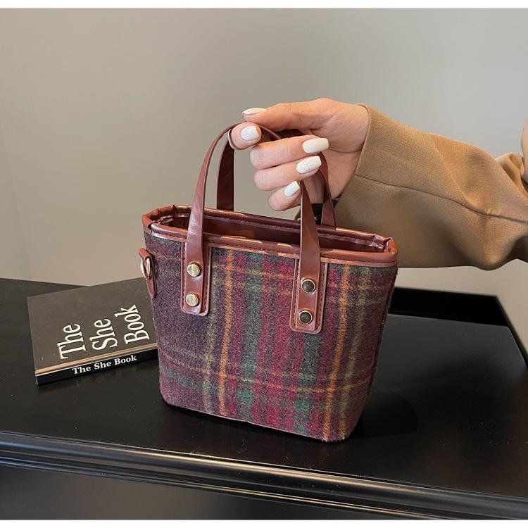 Women's bag 2025 new women's bag popular and popular versatile messenger bag fashionable portable bucket niche woolen bag