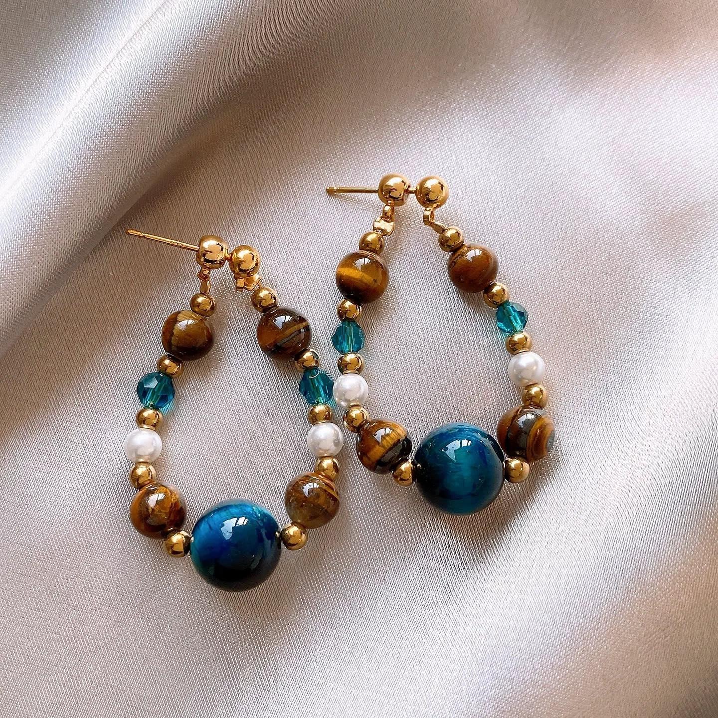 

Female Autumn and Winter Hoop Earrings