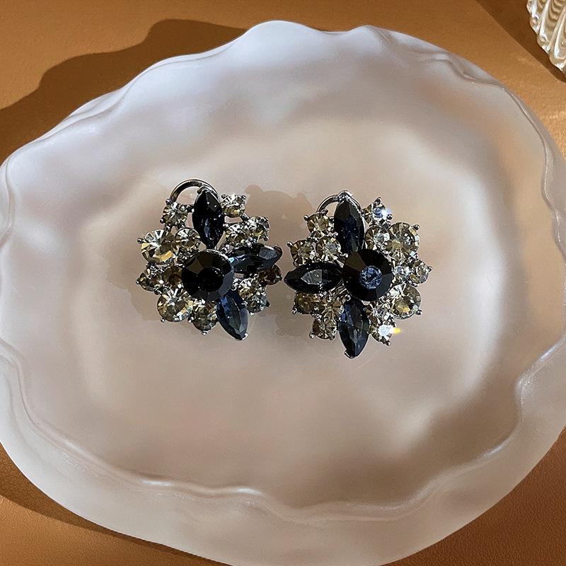 Versatile Temperament Niche Personality Flower Earrings 1 pair of earrings серый