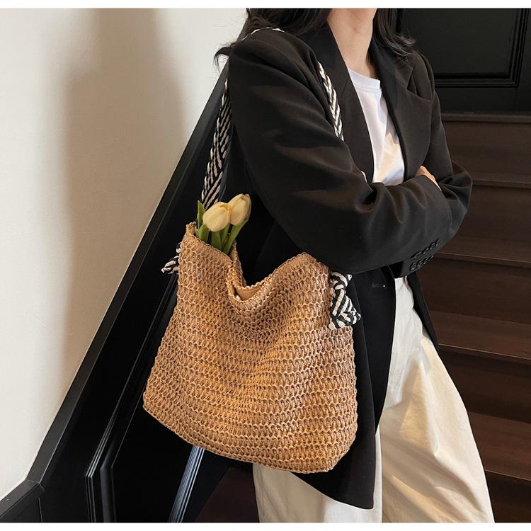 Boho Chic Large Woven Straw Tote Bag for Women Commuter Handbag Shoulder Bag, Perfect for Spring Outings, Beach Tote Bag
