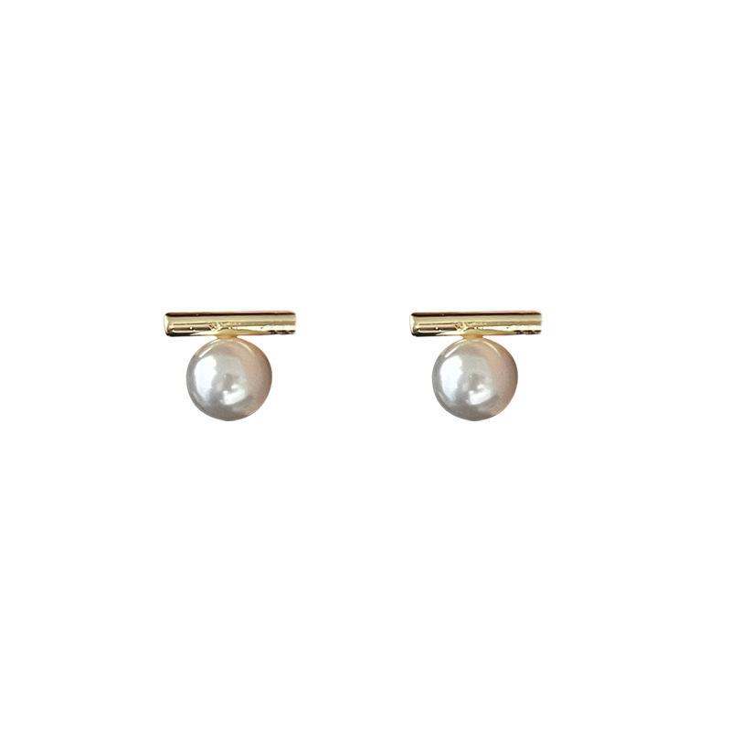 New fashion niche pearl earrings women's light luxury temperament high-end sense small fragrance style simple and versatile stud earrings