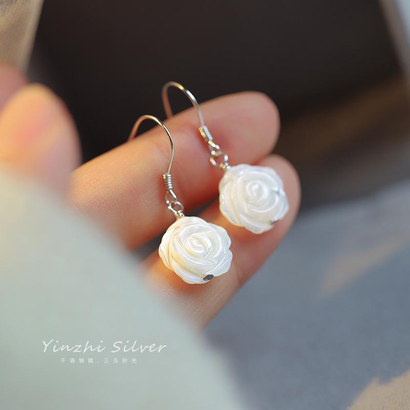 

s9Silver earrings for women, camellia ear hooks, light luxury niche design earrings, new style ear pendants, popular ear accessories s925Silver ear hook
