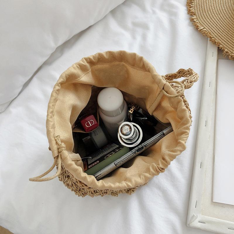 Letní ručně vyráběná crossbody kabelka pro ženy, plážová taška přes rameno se stahovací šňůrkou ze slámy