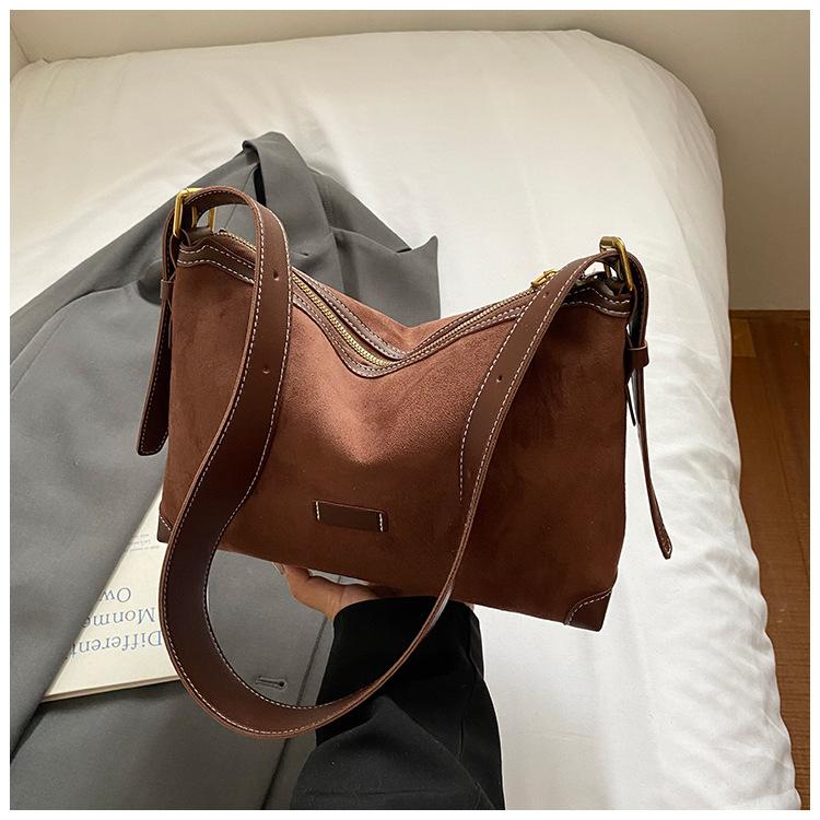 

European and American large-capacity portable large bag suede commuter underarm bag women s new retro versatile shoulder messenger bag