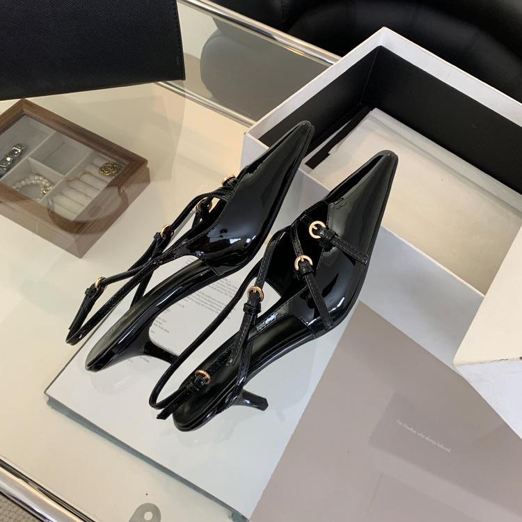 Neue Baotou Lackleder Ein-Wort-Schnalle Einzelne Schuhe Dünner Absatz Baotou Sandalen Damen Sexy Schwarze Seide Spitz High Heels