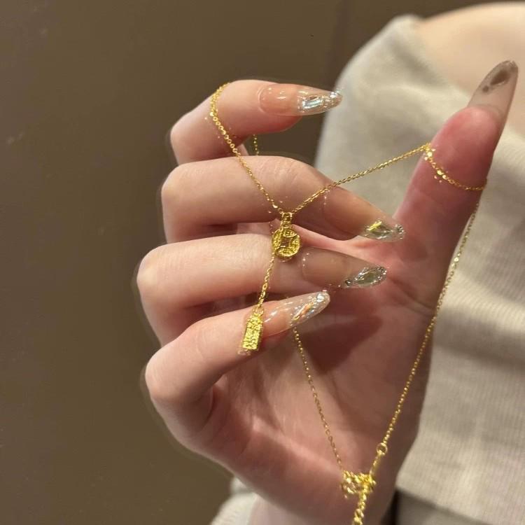 Xiaohongshu Retro Gold Peace Tag Necklace: Women's Light Luxury Niche Clavicle Chain