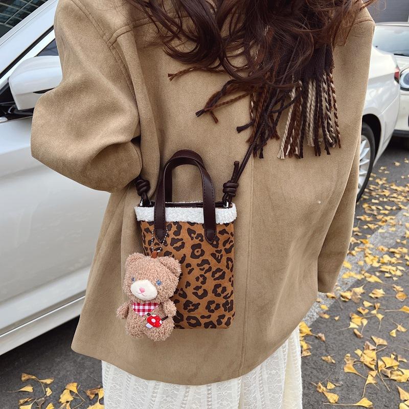 Autumn and Winter New Niche Design Matte Retro Handbag Bag Women's Premium Texture Leopard Print Single Shoulder Crossbody Mobile Phone Bag